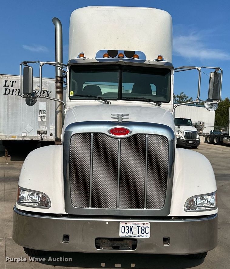 image for item EJ7281 2013 Peterbilt  384 semi truck