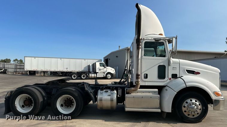 image for item EJ7281 2013 Peterbilt  384 semi truck