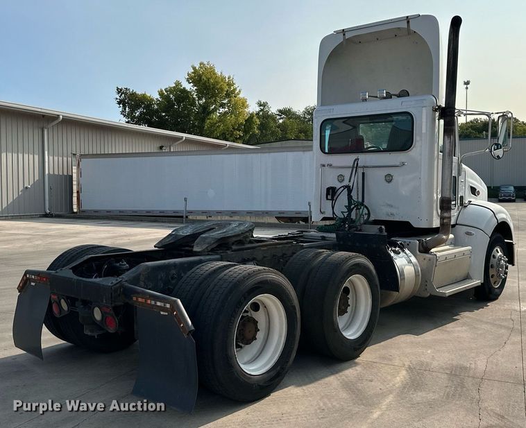 image for item EJ7281 2013 Peterbilt  384 semi truck