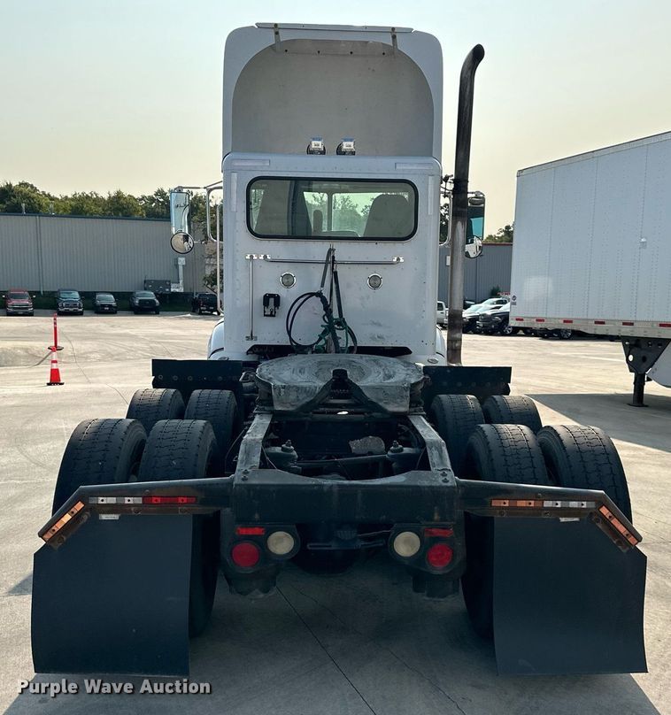 image for item EJ7281 2013 Peterbilt  384 semi truck
