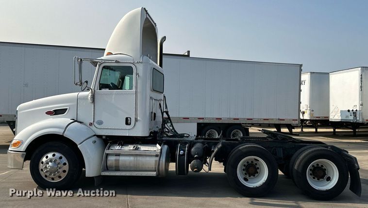 image for item EJ7281 2013 Peterbilt  384 semi truck