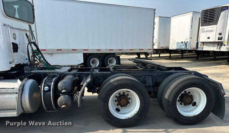 image for item EJ7281 2013 Peterbilt  384 semi truck