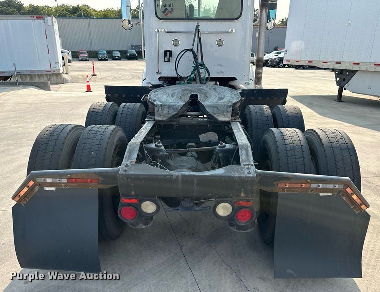 image for item EJ7281 2013 Peterbilt  384 semi truck