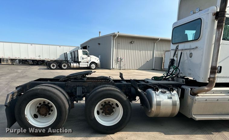 image for item EJ7281 2013 Peterbilt  384 semi truck