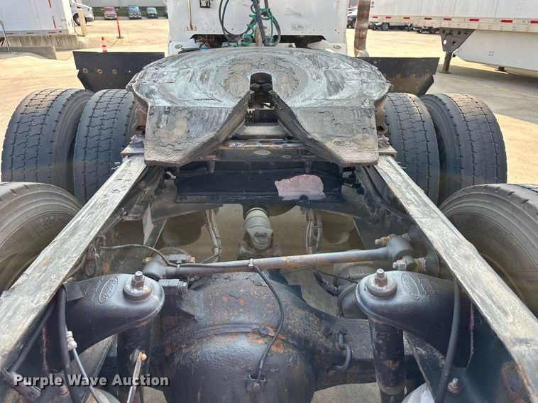 image for item EJ7281 2013 Peterbilt  384 semi truck