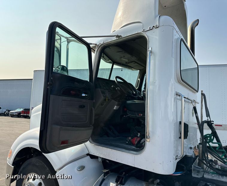image for item EJ7281 2013 Peterbilt  384 semi truck