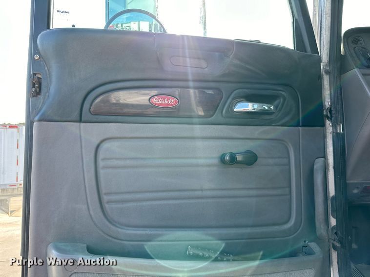 image for item EJ7281 2013 Peterbilt  384 semi truck