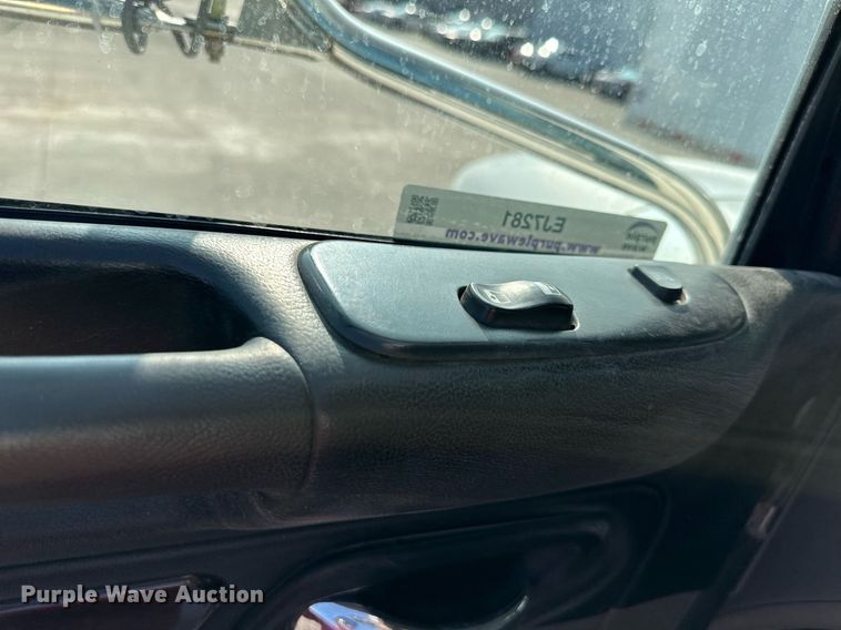 image for item EJ7281 2013 Peterbilt  384 semi truck