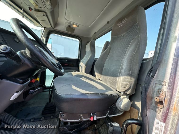 image for item EJ7281 2013 Peterbilt  384 semi truck