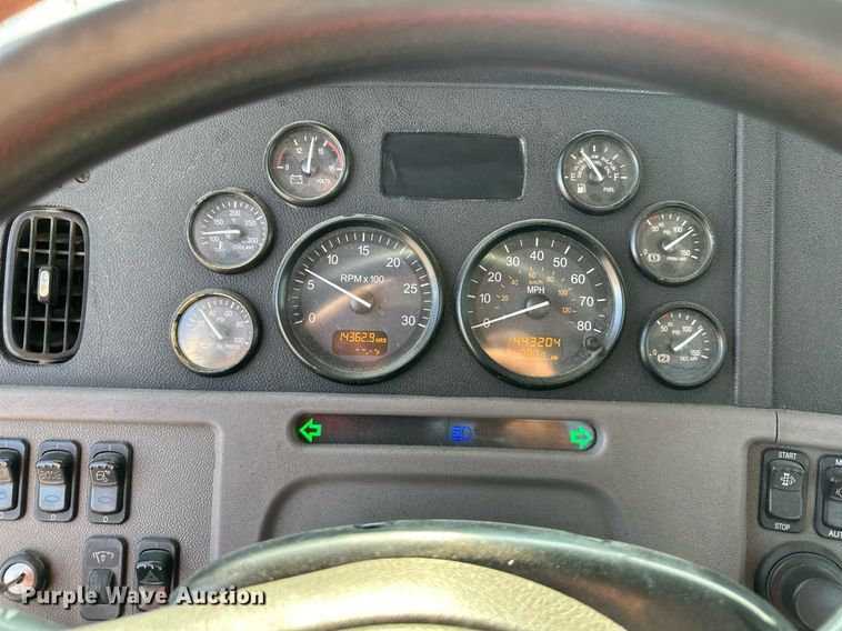 image for item EJ7281 2013 Peterbilt  384 semi truck