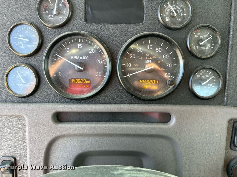 image for item EJ7281 2013 Peterbilt  384 semi truck