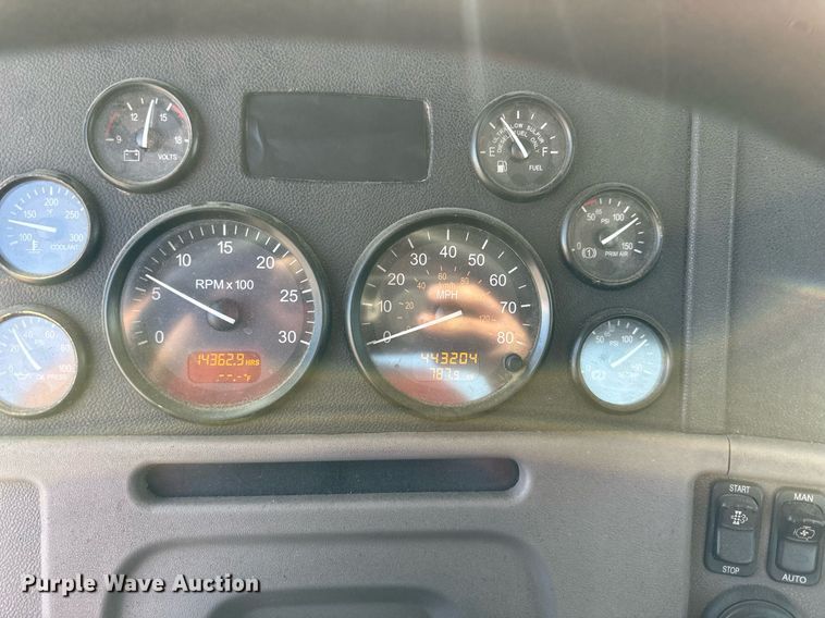 image for item EJ7281 2013 Peterbilt  384 semi truck