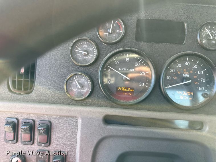 image for item EJ7281 2013 Peterbilt  384 semi truck