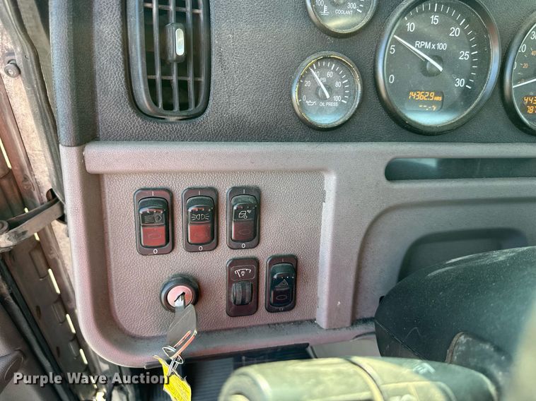 image for item EJ7281 2013 Peterbilt  384 semi truck