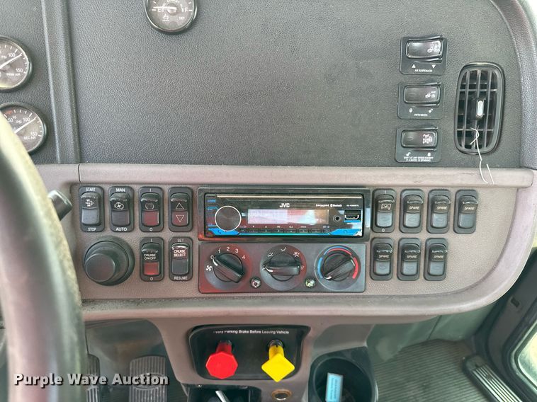 image for item EJ7281 2013 Peterbilt  384 semi truck