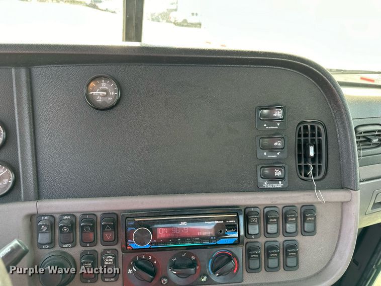 image for item EJ7281 2013 Peterbilt  384 semi truck