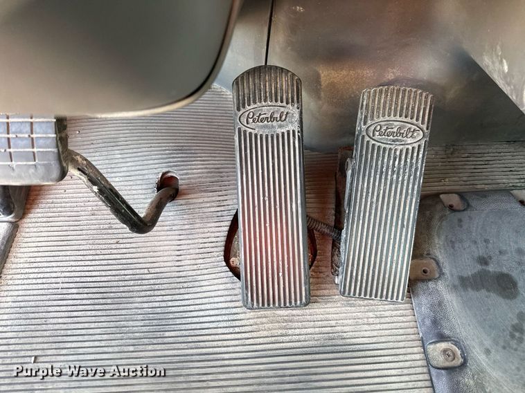 image for item EJ7281 2013 Peterbilt  384 semi truck