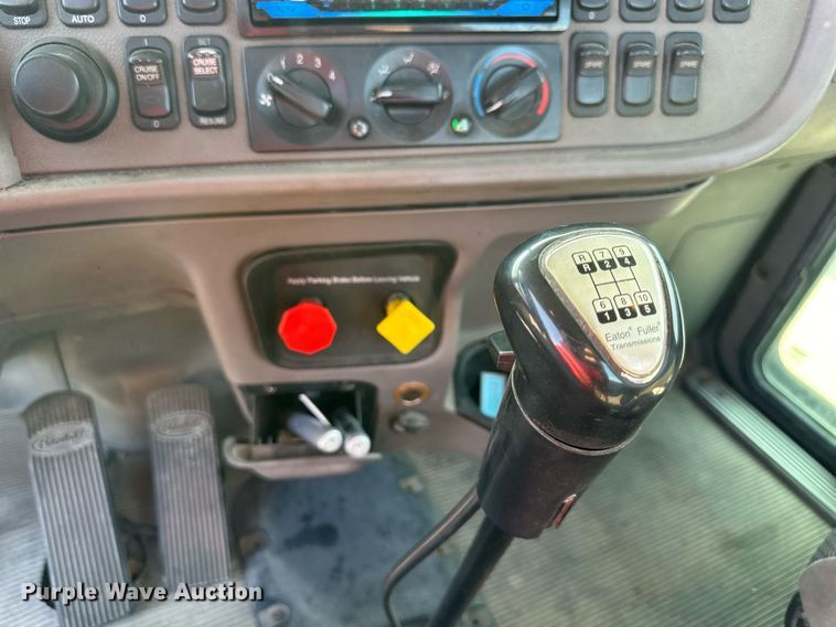 image for item EJ7281 2013 Peterbilt  384 semi truck