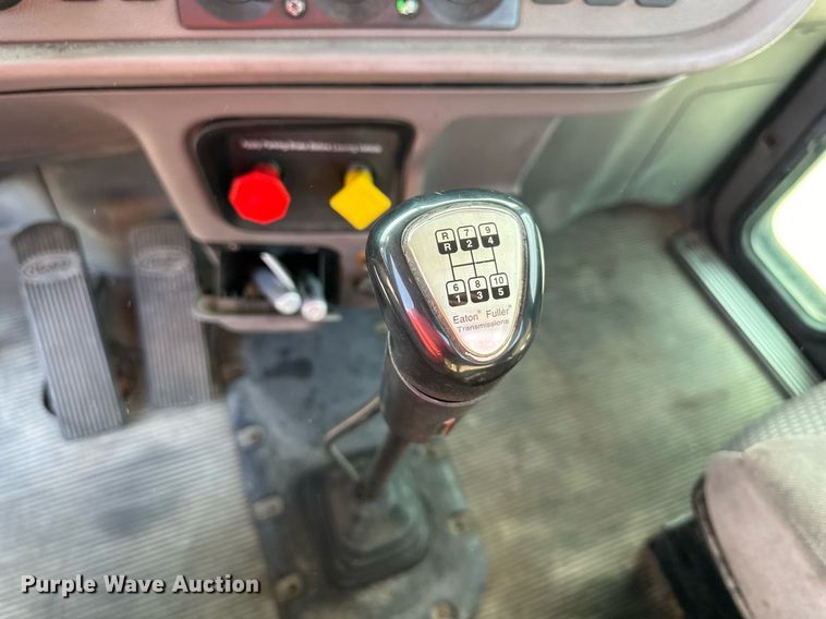 image for item EJ7281 2013 Peterbilt  384 semi truck