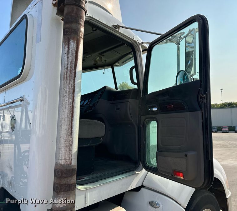 image for item EJ7281 2013 Peterbilt  384 semi truck