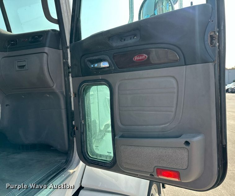 image for item EJ7281 2013 Peterbilt  384 semi truck