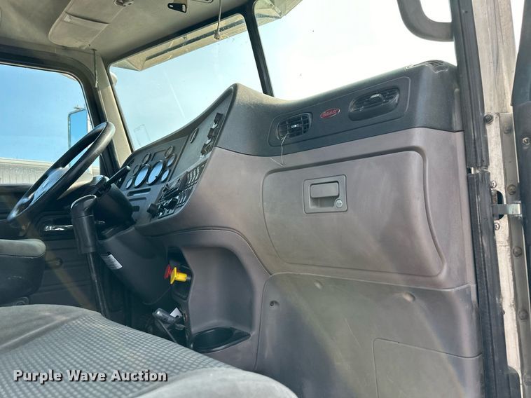 image for item EJ7281 2013 Peterbilt  384 semi truck