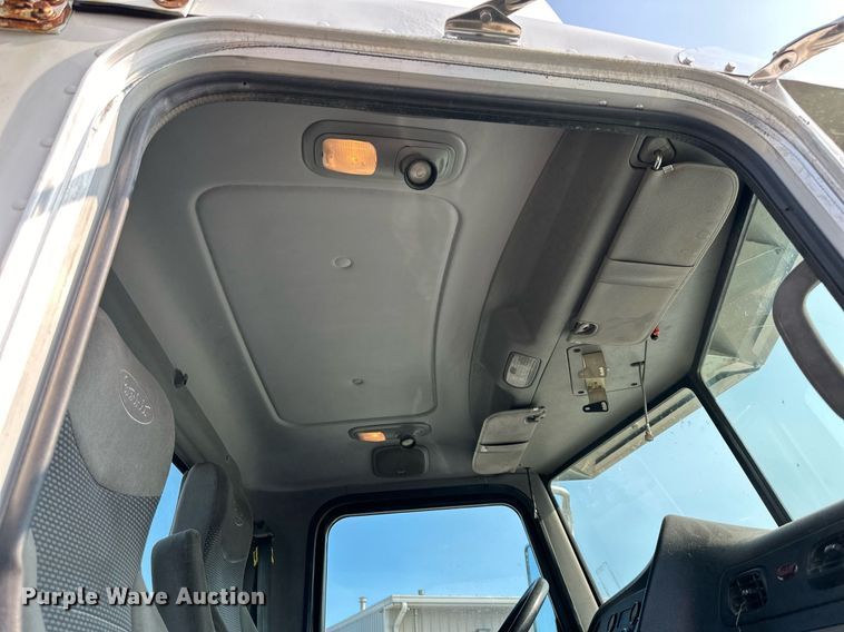 image for item EJ7281 2013 Peterbilt  384 semi truck