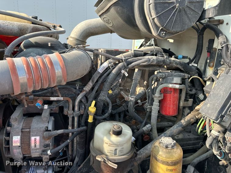 image for item EJ7281 2013 Peterbilt  384 semi truck