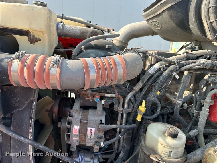 image for item EJ7281 2013 Peterbilt  384 semi truck