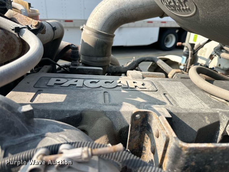 image for item EJ7281 2013 Peterbilt  384 semi truck