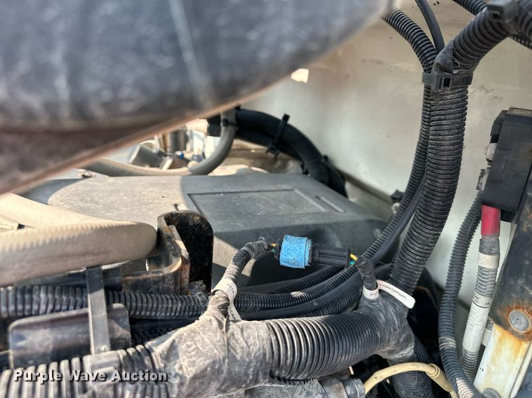 image for item EJ7281 2013 Peterbilt  384 semi truck