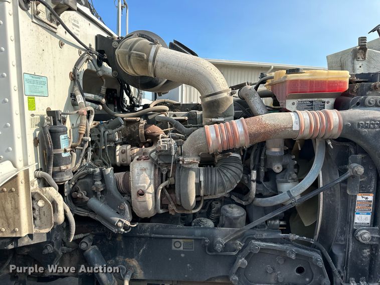 image for item EJ7281 2013 Peterbilt  384 semi truck