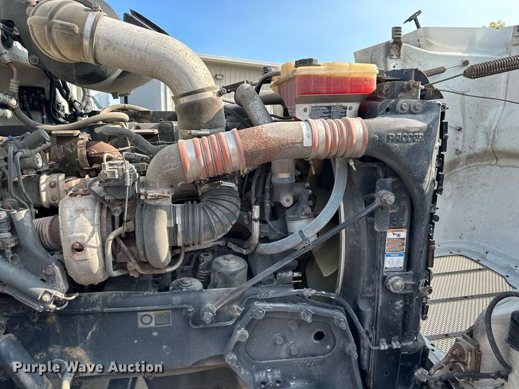 image for item EJ7281 2013 Peterbilt  384 semi truck