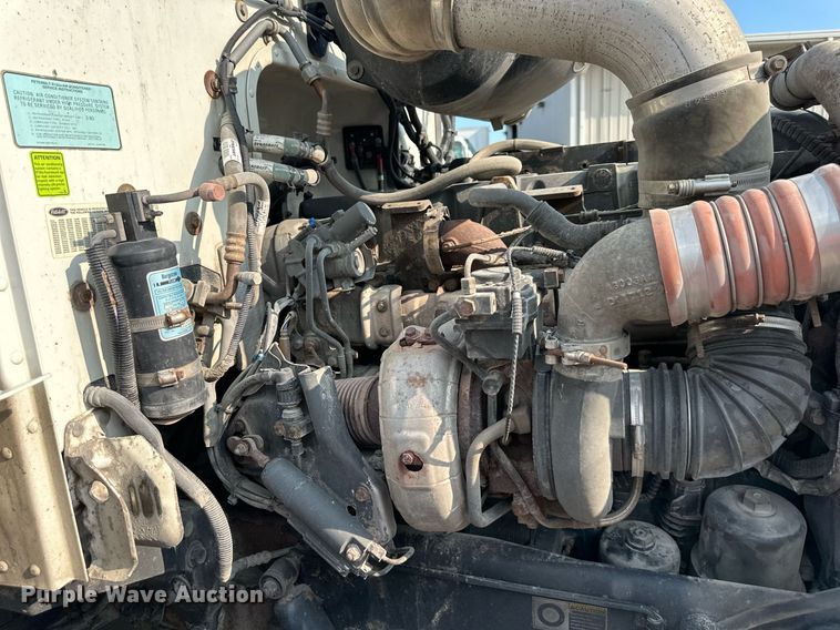 image for item EJ7281 2013 Peterbilt  384 semi truck