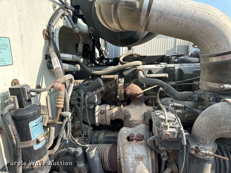 image for item EJ7281 2013 Peterbilt  384 semi truck