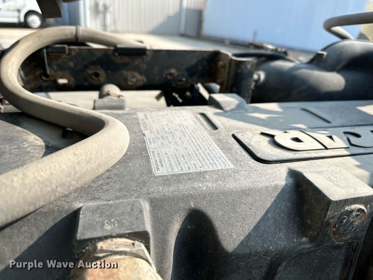 image for item EJ7281 2013 Peterbilt  384 semi truck