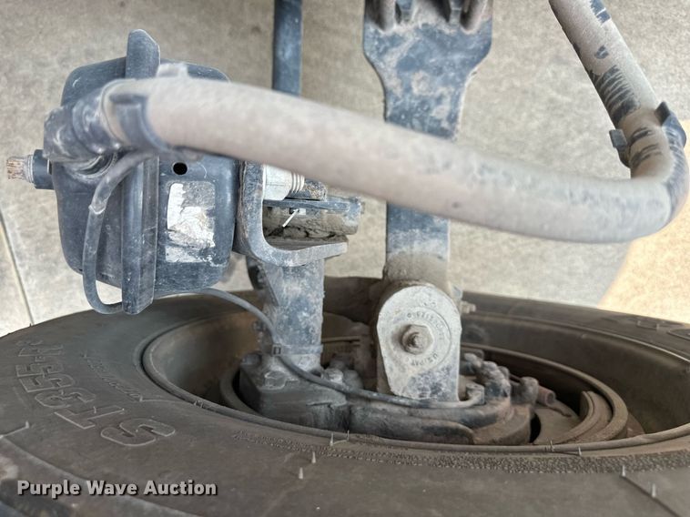 image for item EJ7281 2013 Peterbilt  384 semi truck