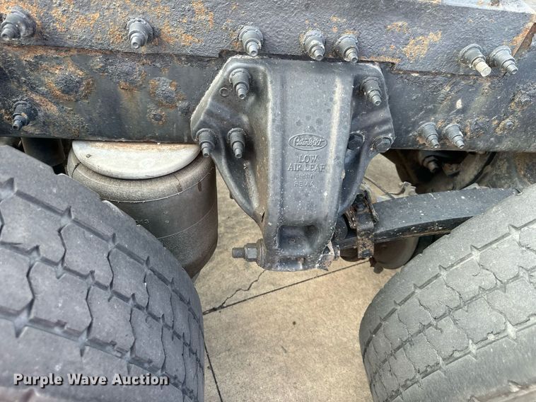 image for item EJ7281 2013 Peterbilt  384 semi truck