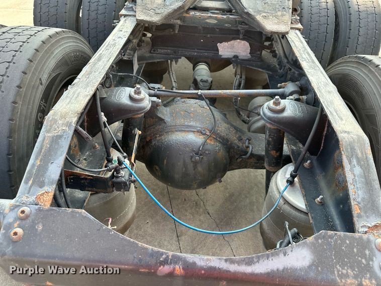 image for item EJ7281 2013 Peterbilt  384 semi truck