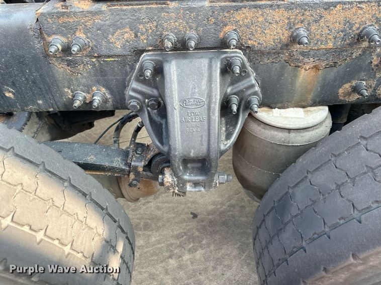 image for item EJ7281 2013 Peterbilt  384 semi truck