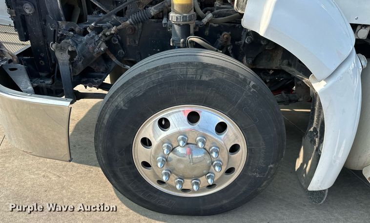 image for item EJ7281 2013 Peterbilt  384 semi truck