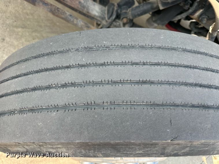 image for item EJ7281 2013 Peterbilt  384 semi truck