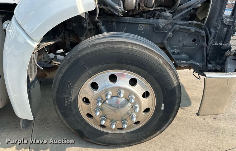 image for item EJ7281 2013 Peterbilt  384 semi truck