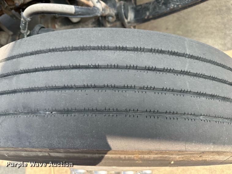 image for item EJ7281 2013 Peterbilt  384 semi truck