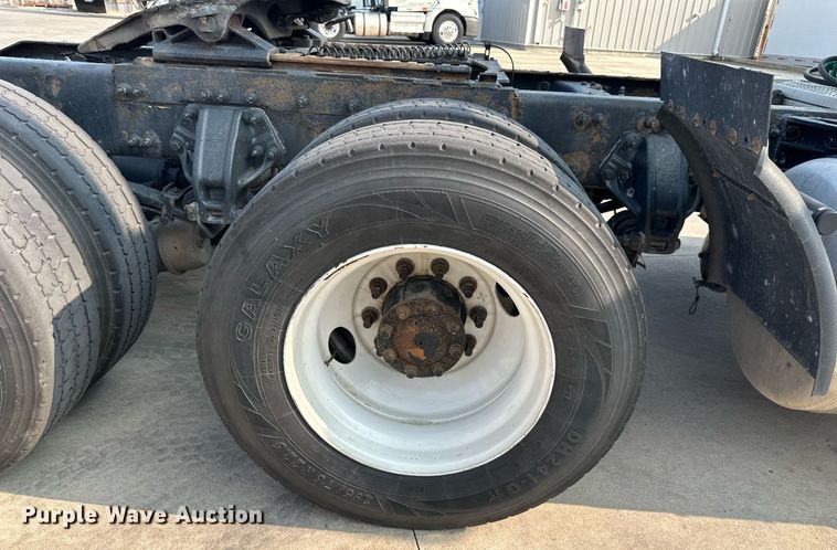 image for item EJ7281 2013 Peterbilt  384 semi truck