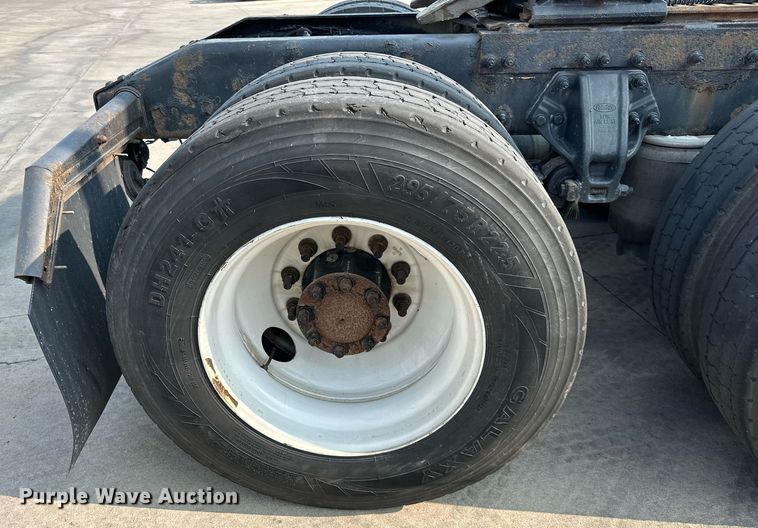 image for item EJ7281 2013 Peterbilt  384 semi truck