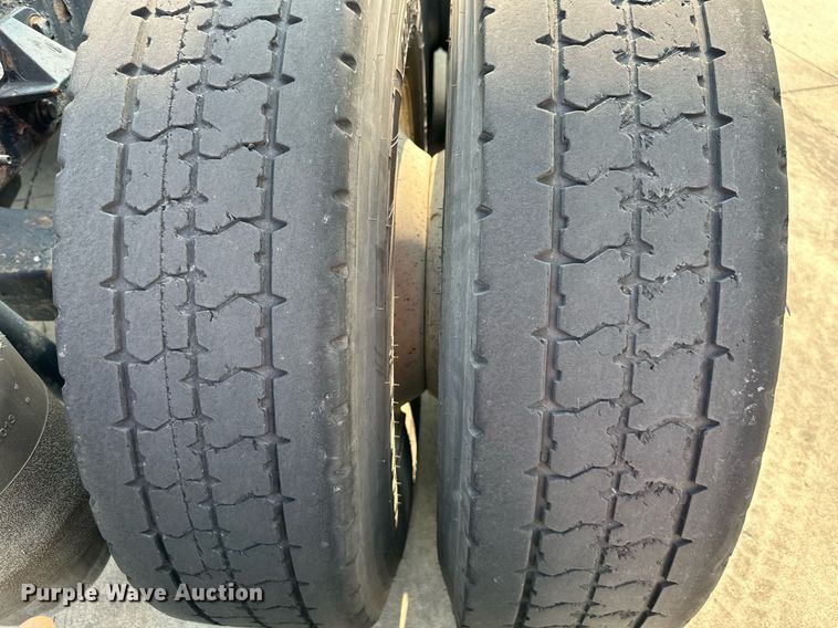 image for item EJ7281 2013 Peterbilt  384 semi truck