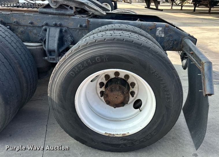 image for item EJ7281 2013 Peterbilt  384 semi truck