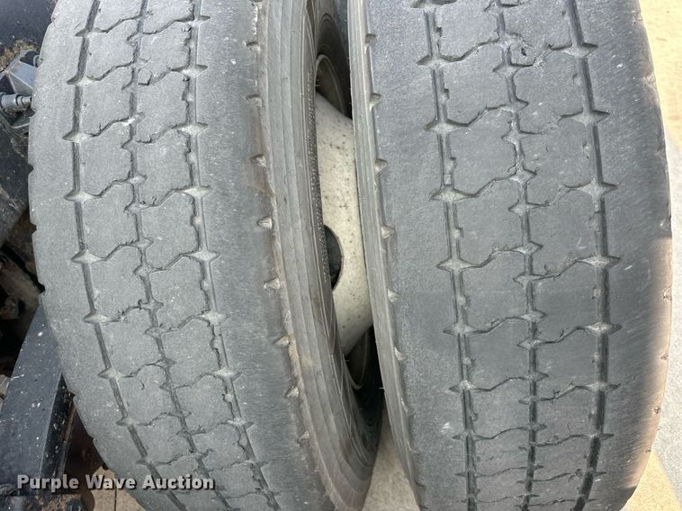 image for item EJ7281 2013 Peterbilt  384 semi truck