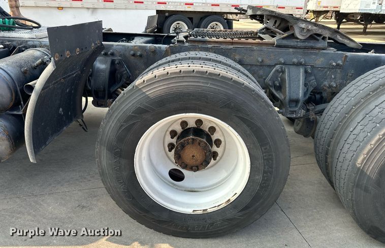 image for item EJ7281 2013 Peterbilt  384 semi truck